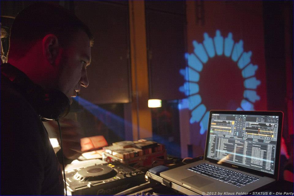 DJ LOFTBEAT hinter dem Laptop auf der Bühne